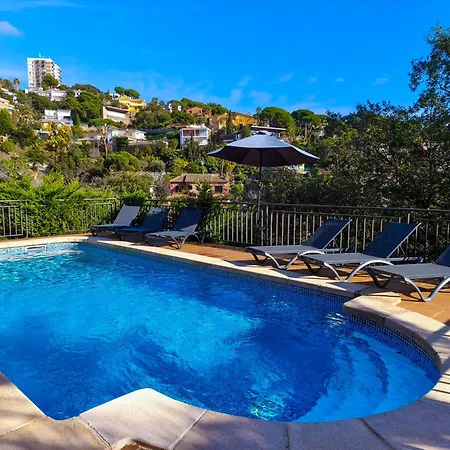 Pinzon, Gezellige Familievilla Met Groot Zwembad.